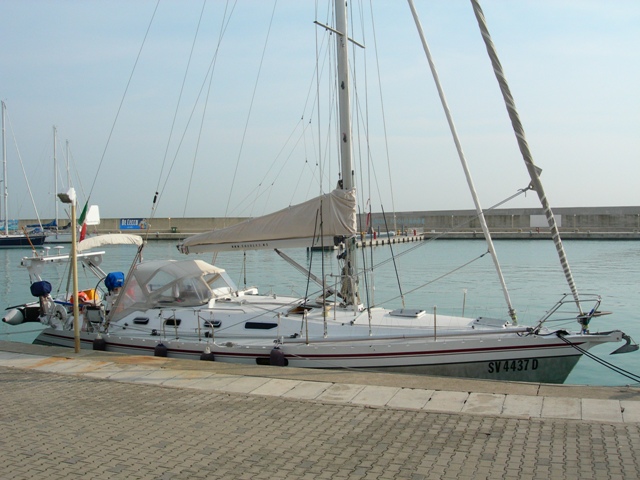 Shaula ormeggiata al distributore di Pescara